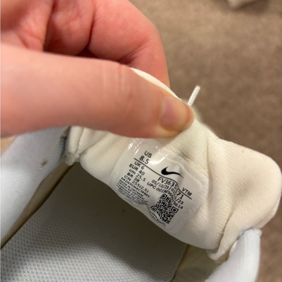 Nike Women's Structure 25 Running Shoes in Sail - Picture 9 of 9